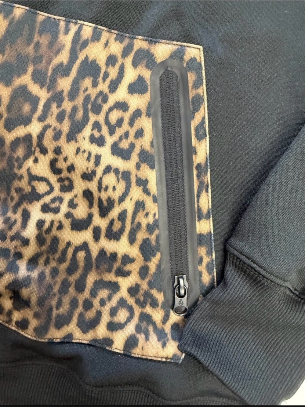 UNISEX Volcom shred hoodie with Leopard Print Pocket - Picture 2 of 2
